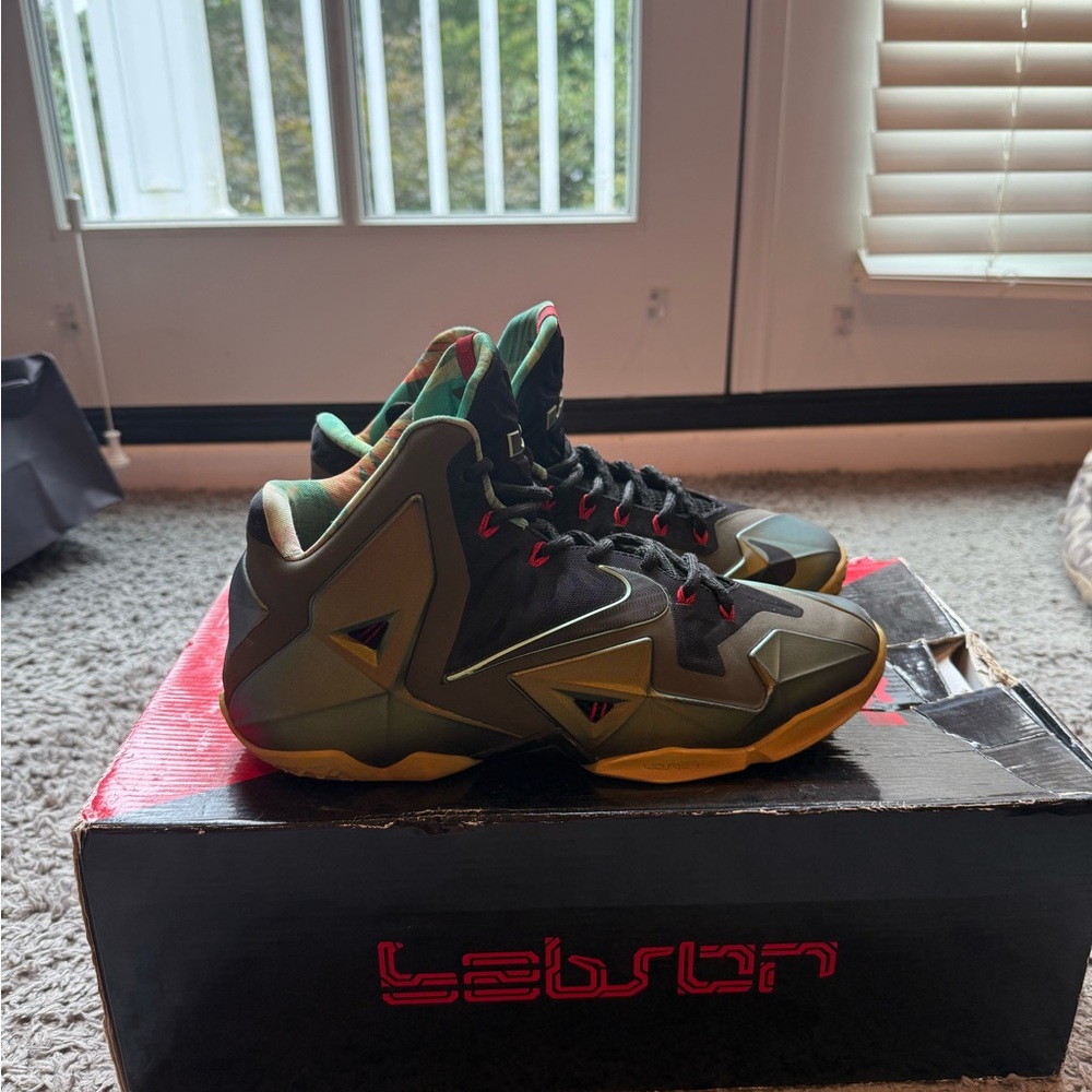 LeBron Basketball Shoes in Black and Gold. Size 10. Original box and laces